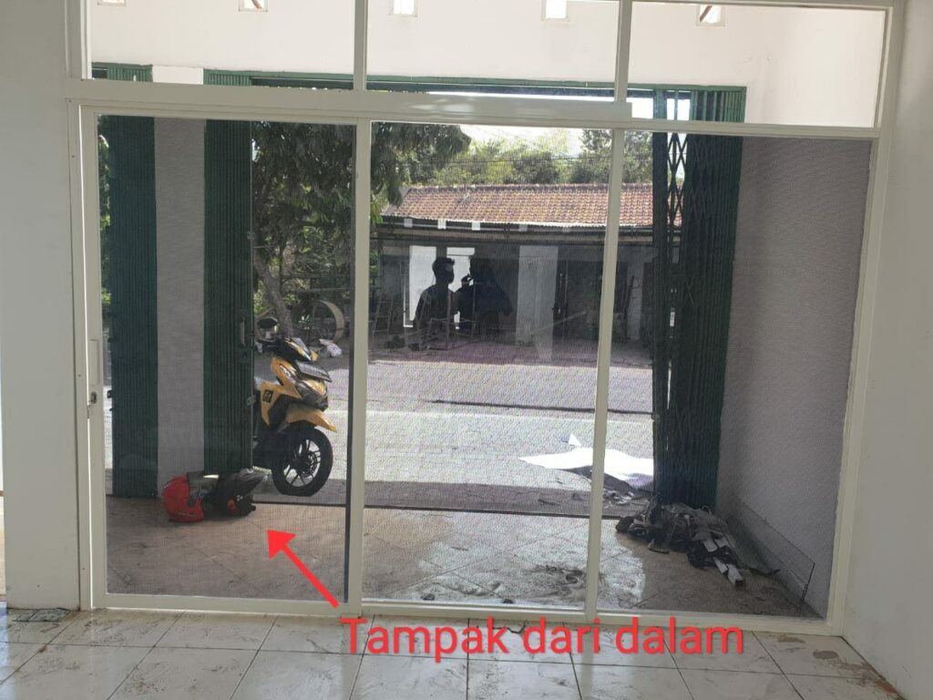 tampak dalam stiker kaca one way vision