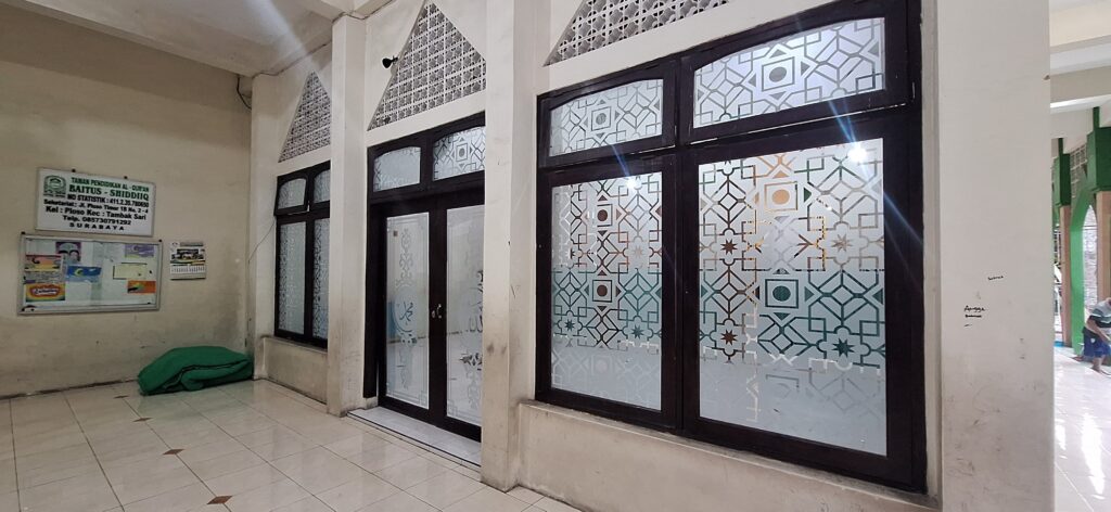 Stiker Kaca Kaligrafi masjid di Surabaya