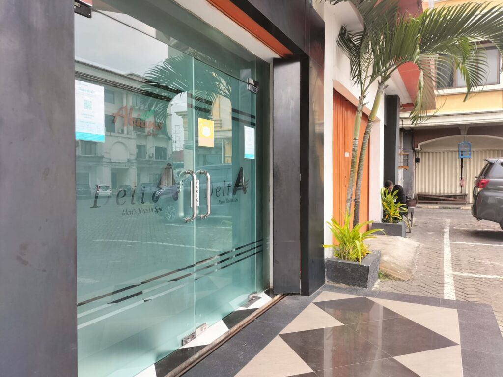 Stiker kaca untuk branding kantor di Surabaya